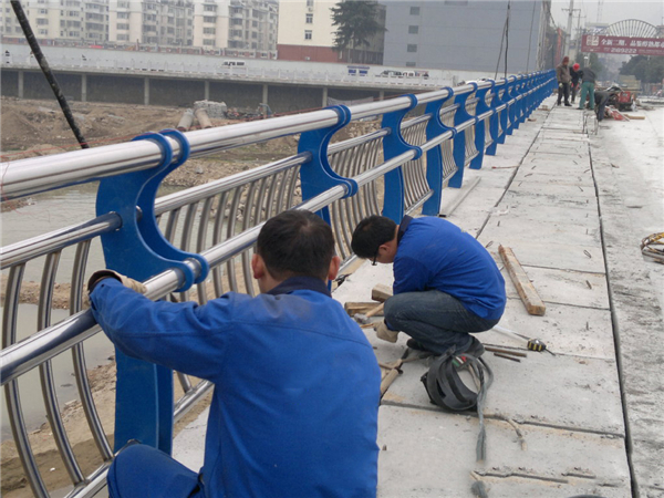 红河不锈钢河道护栏的特性及其在城市景观中的应用